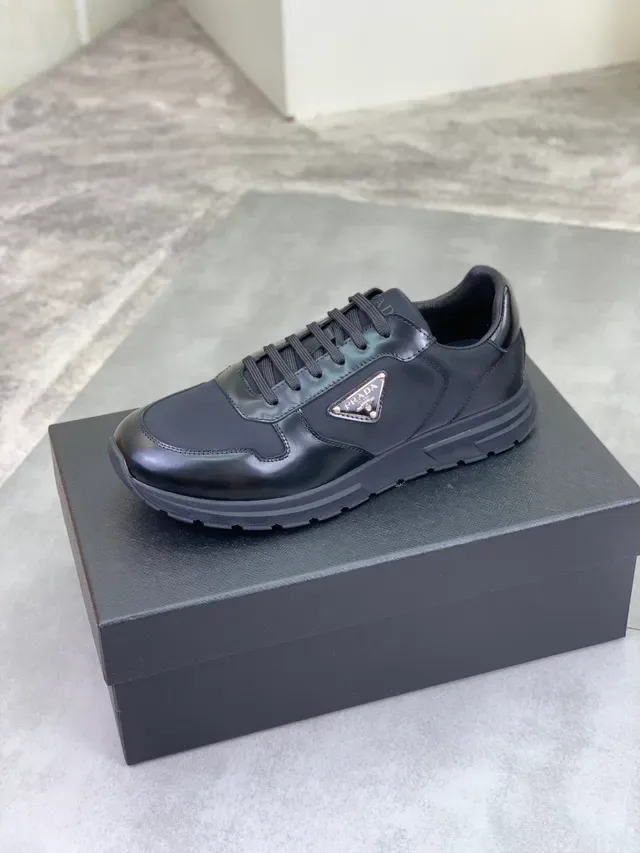 Prada Lifestyle Sneakers Noir Cuir Patenté Brillant Pointe Nylon Mat Panneaux Latéraux 4