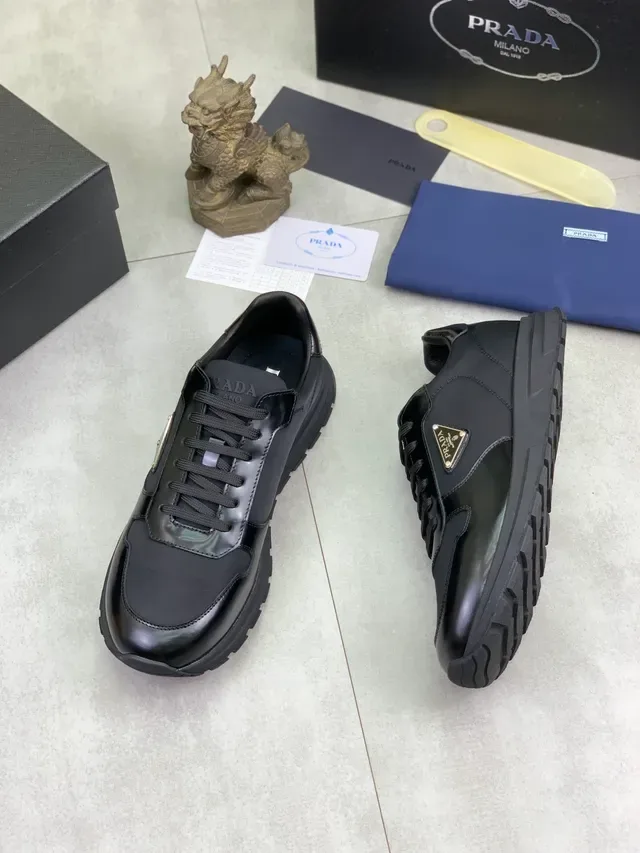 Prada Lifestyle Sneakers Noir Cuir Patenté Brillant Pointe Nylon Mat Panneaux Latéraux 5