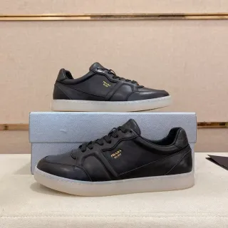 Prada Zapatillas estilo de vida de cuero negro con paneles