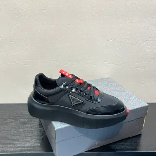 Prada أسود أحمر كثيف منصة لامع جلد أسلوب حياة أحذية رياضية