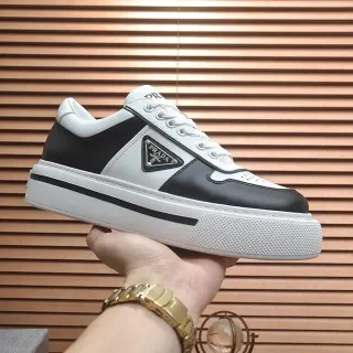 Prada أسود أبيض ثنائي اللون جلد لوحة شعار مثلث نمط حياة أحذية رياضية