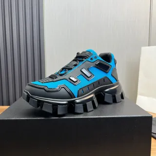 Prada أحذية رياضية كانكي أزرق أسود قاعدة مطاطية متشققة وطبقات مطاطية هندسية