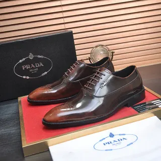 Prada Sapatos Oxford de brogue perfurados com ponta de cap-toe marrom preto