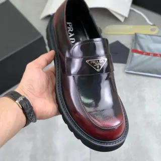 Prada بورغوندي أسود لامع جلد لامع ثنائي الألوان لوافر
