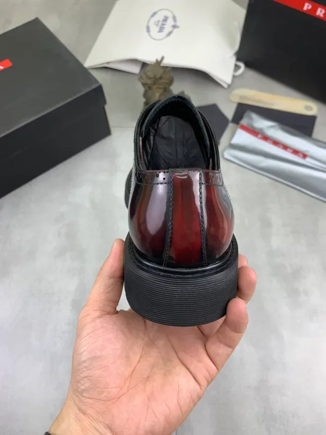 Prada burdeos negro dos tonos cuero pulido brogue ala 2