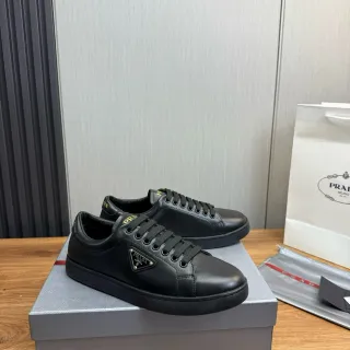 Prada Cloudbust Negro Dorado Cuero Superior Placa Logo Triangular Sneakers Estilo de Vida