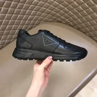 Prada Cloudbust काला चमड़ा लाइफस्टाइल स्नीकर
