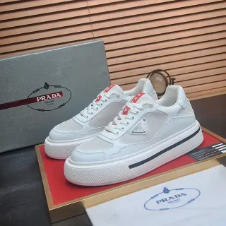 Prada Cloudbust حذاء رياضي أبيض أحمر شبكي ولينج علوية شعار معدني مثلثي نمط حياة
