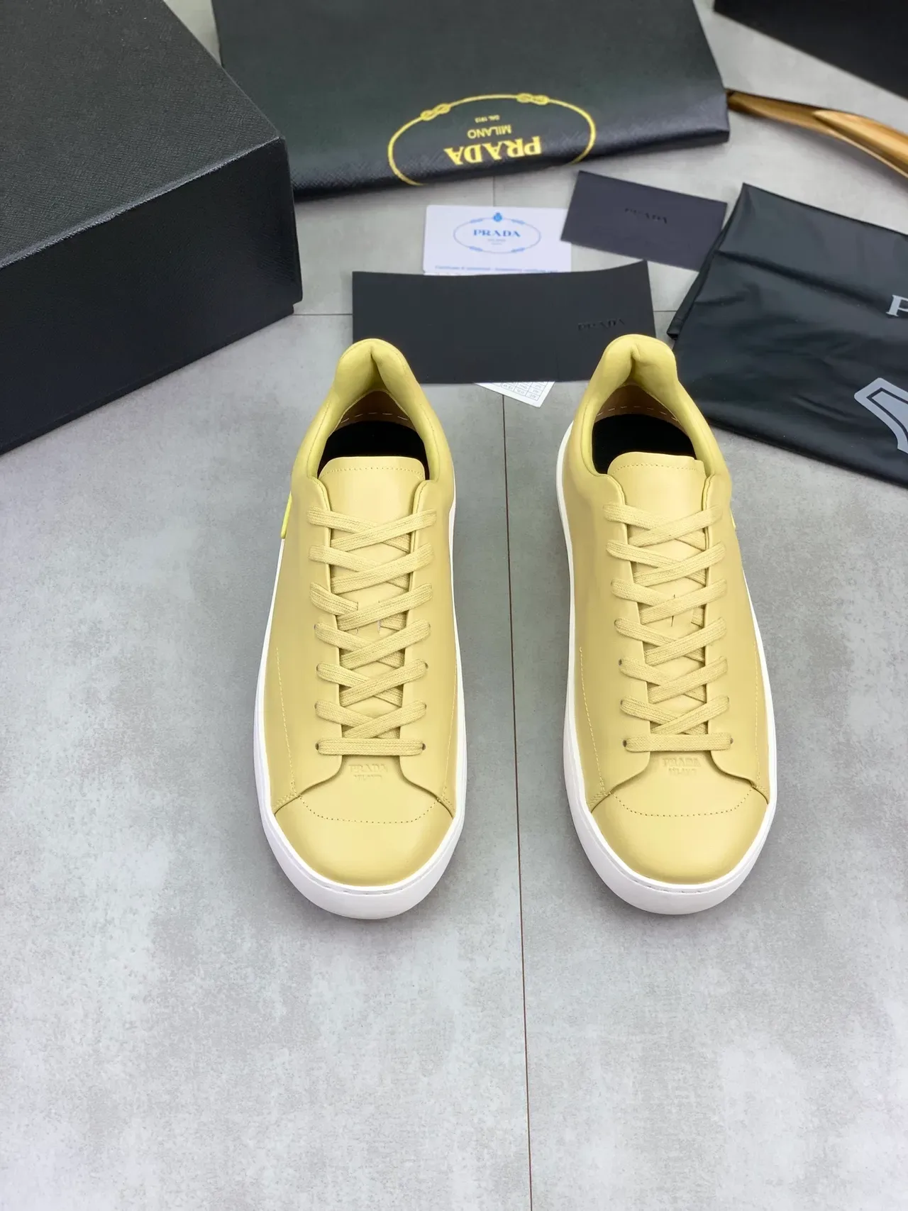 Sneakers Lifestyle Prada Cloudbust Jaune Blanc Cuir Lisse Lacets Tonals 4