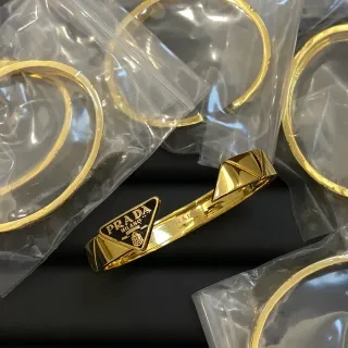 سوار Prada ذهب أسود معدني مثلثي شعار لوحة