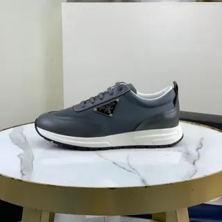 برادا رمادي أبيض low-top جلدي علوي سنيكرز