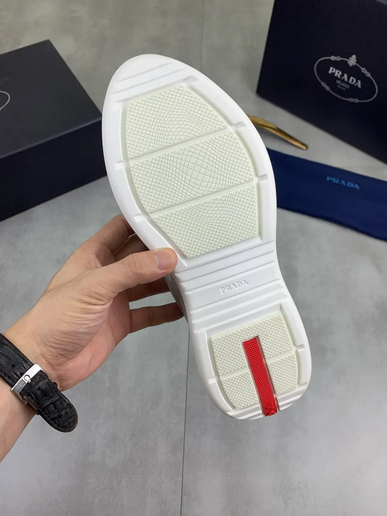 Prada Sneakers Lifestyle Gris Blanc Matériau Mixte Overlays Patent Glossy 3