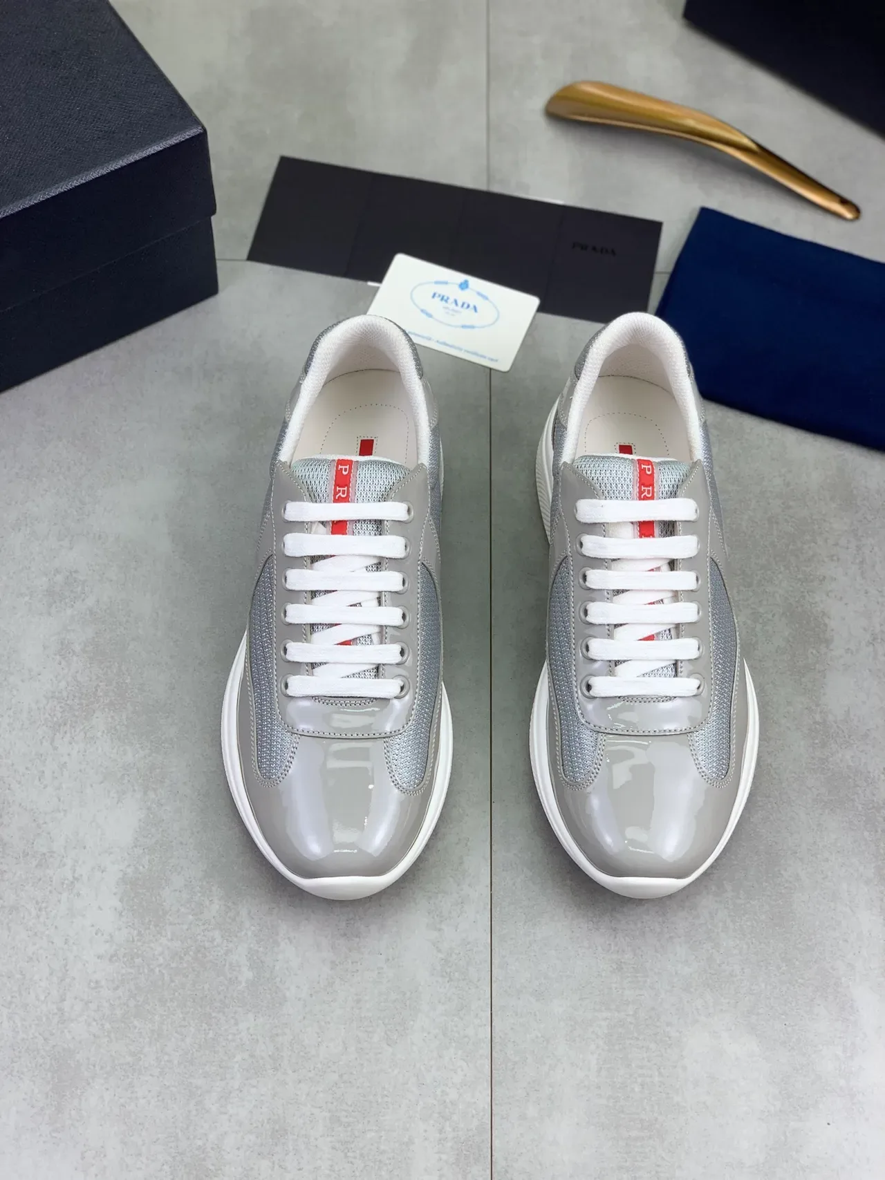 Prada Sneakers Lifestyle Gris Blanc Matériau Mixte Overlays Patent Glossy 4
