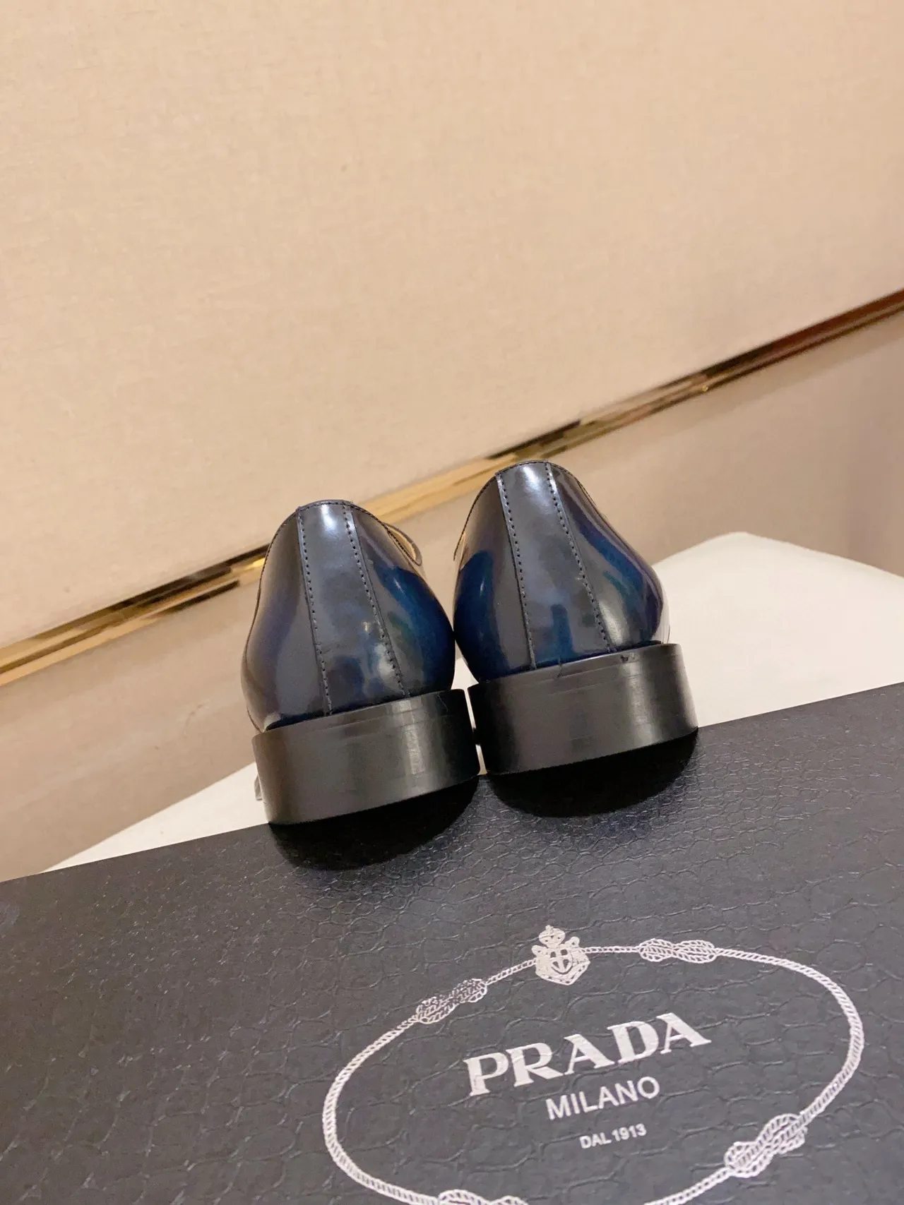 Prada Azul Marinho Preto Brilhante Acabamento similar ao patentado Ponta redonda Sapatos Oxford 3