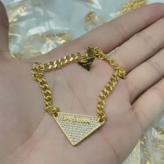 سوارة برادا مثلث بافيه كريستال ذهبي سلسلة كيرب