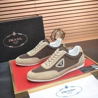 Prada سنيكرز ثنائي اللون من السويد والجلد للأسلوب الحياتي