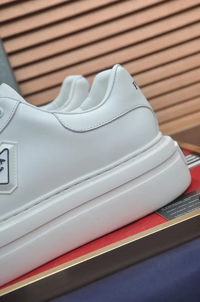 Prada Sneakers Lifestyle en Cuir Blanc avec Solaire de Plateforme 2
