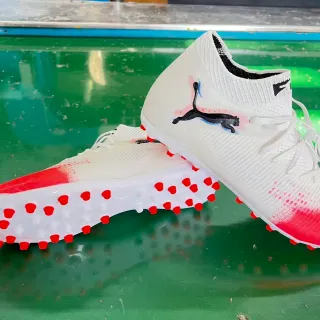 Puma Future Z সাদা লাল উচ্চ কাট সুতোর কলার দাগযুক্ত কৃত্রিম উপরের কৃত্রিম ঘাস ফুটবল জুতা