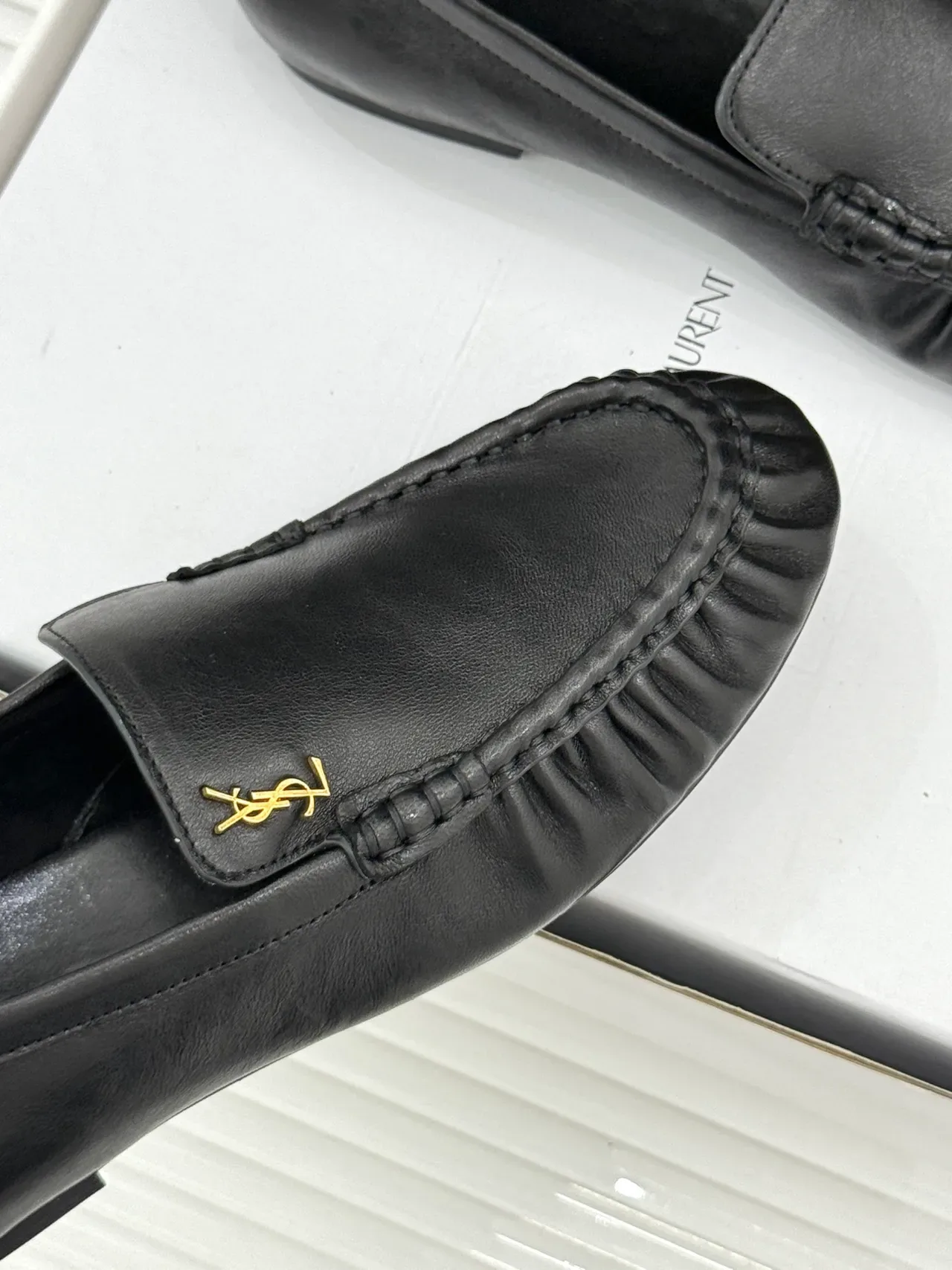 Saint Laurent Cuir Noir Doré YSL Logo Loafer 4