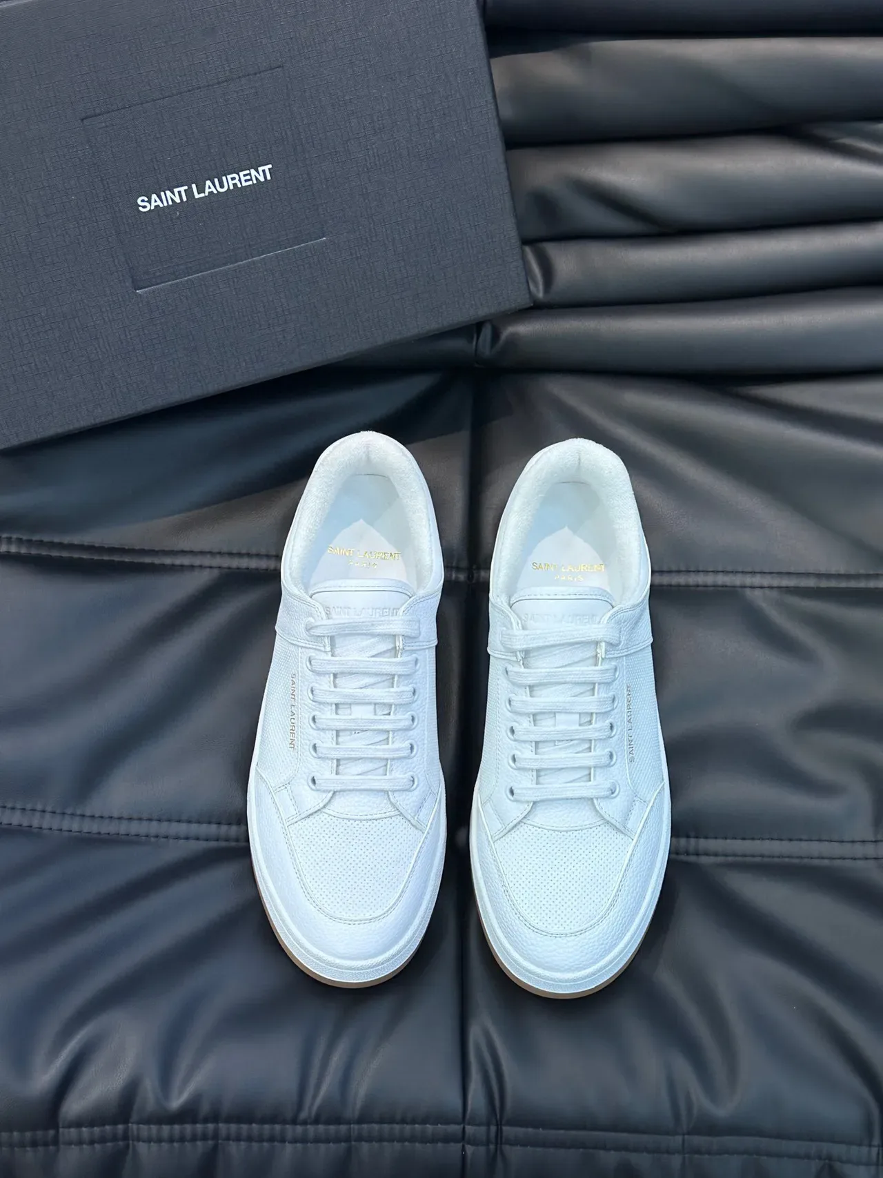 Saint Laurent Loulou Tênis Lifestyle de Couro Perfurado Branco 2