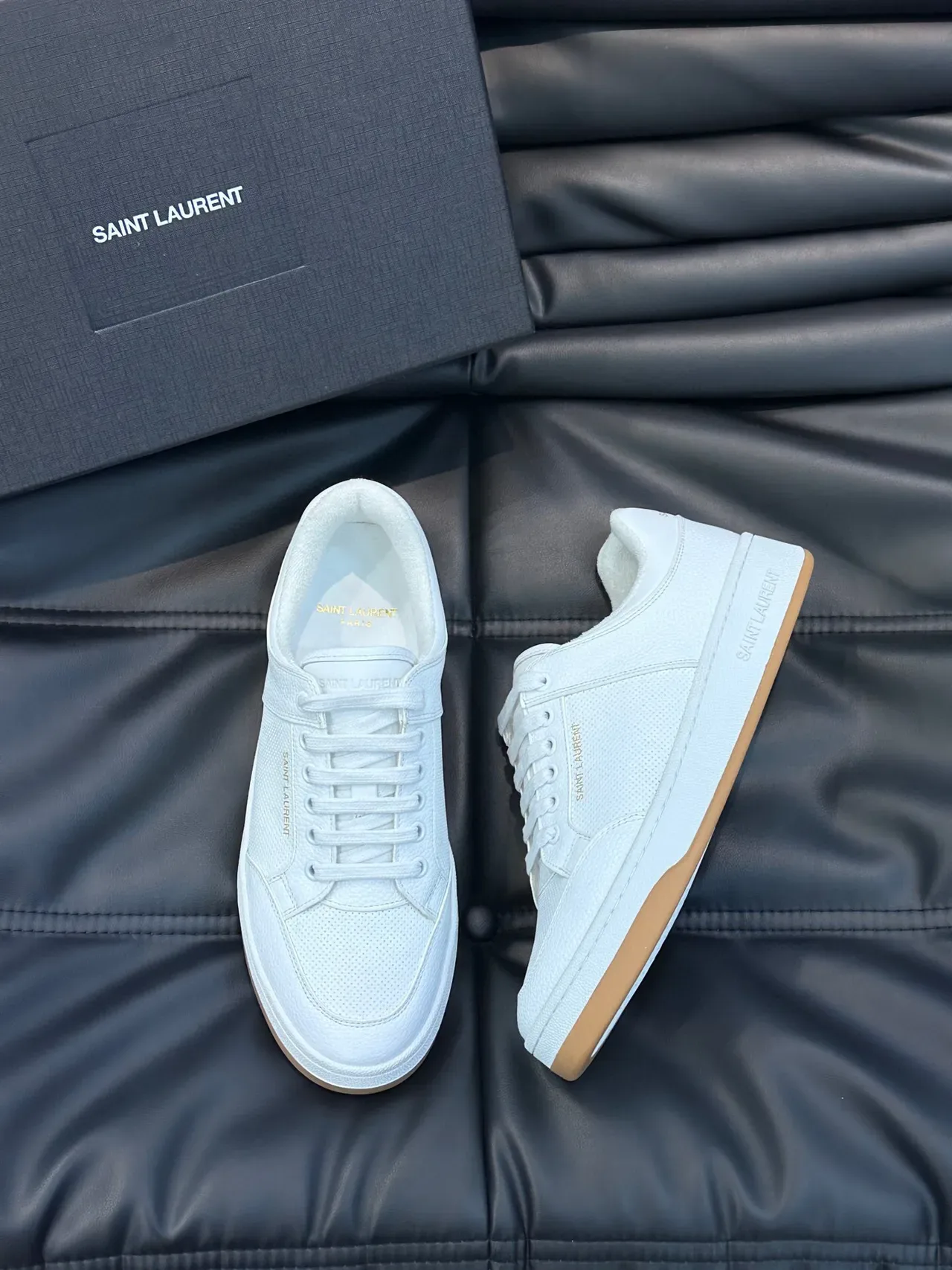 Saint Laurent Loulou Tênis Lifestyle de Couro Perfurado Branco 3