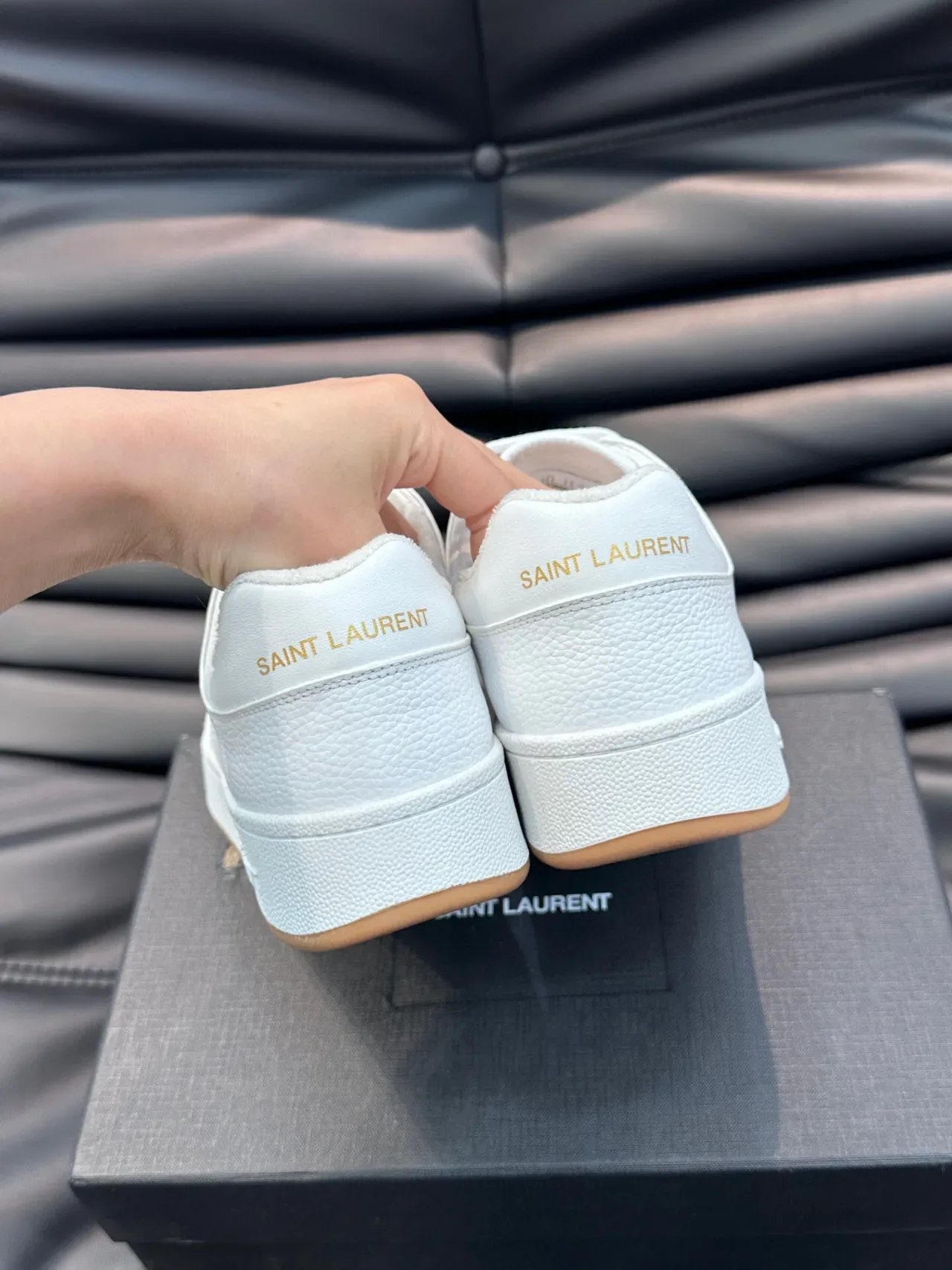 Saint Laurent Loulou Tênis Lifestyle de Couro Perfurado Branco 4