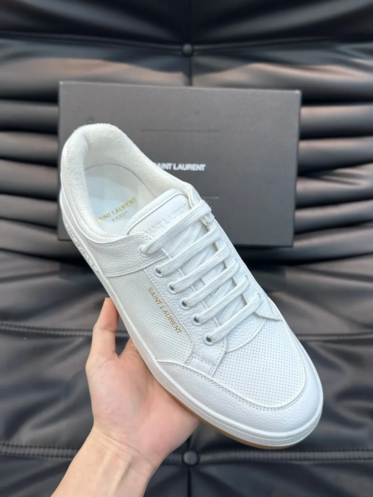 Saint Laurent Loulou Tênis Lifestyle de Couro Perfurado Branco 5