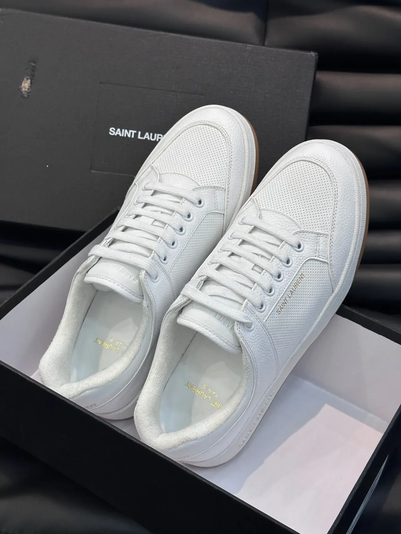 Saint Laurent Loulou Tênis Lifestyle de Couro Perfurado Branco 6