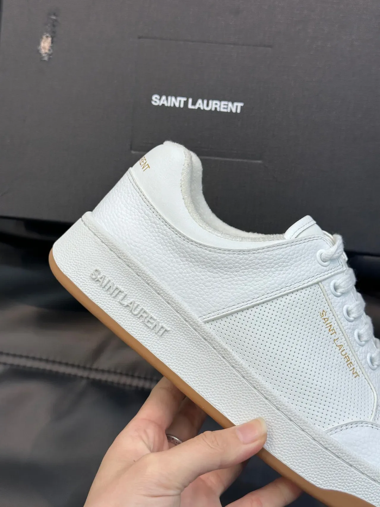 Saint Laurent Loulou Tênis Lifestyle de Couro Perfurado Branco 7