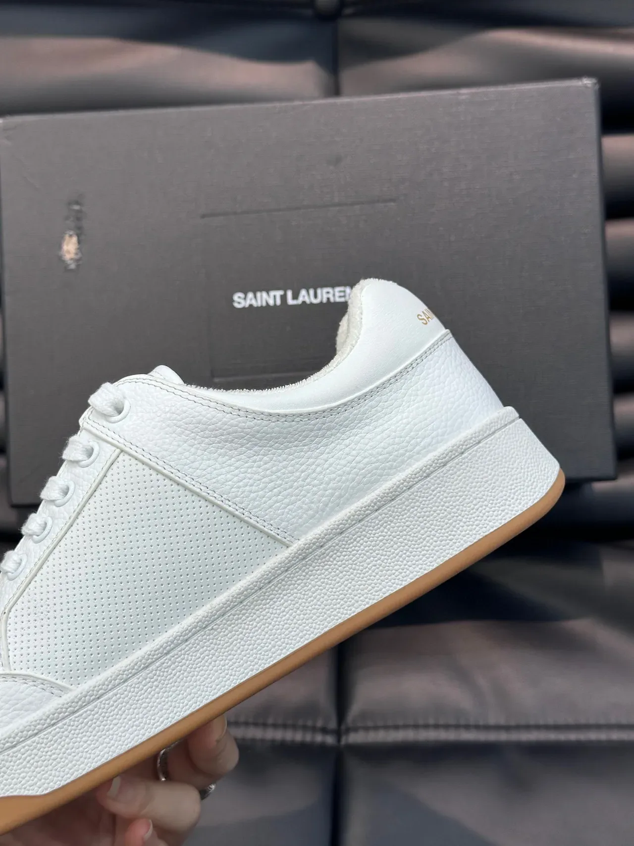 Saint Laurent Loulou Tênis Lifestyle de Couro Perfurado Branco 8