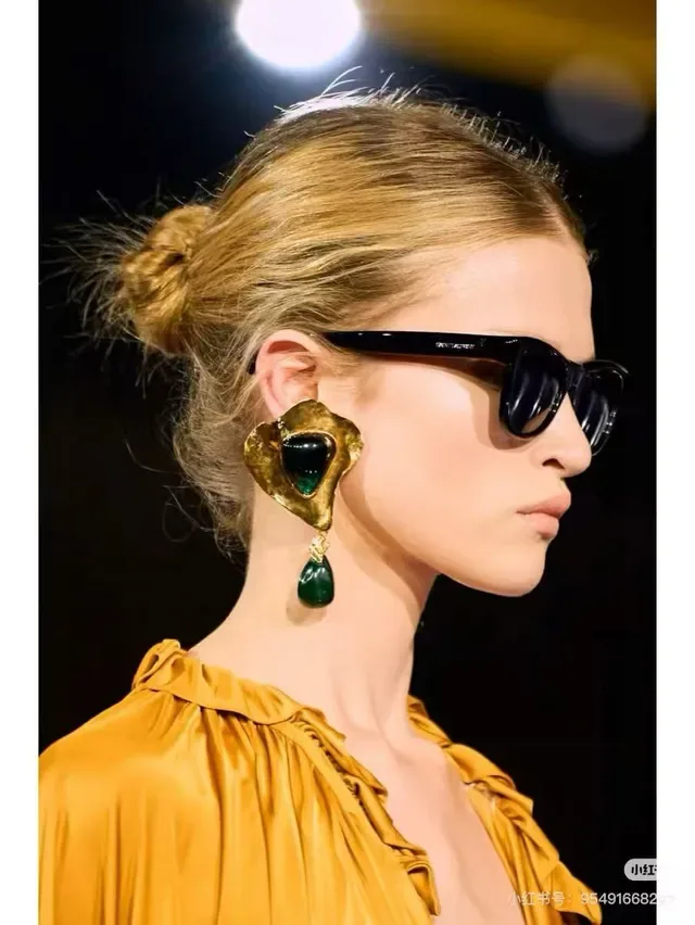 Saint Laurent Boucles d'oreilles sculpturales en ton doré avec pierre verte 3