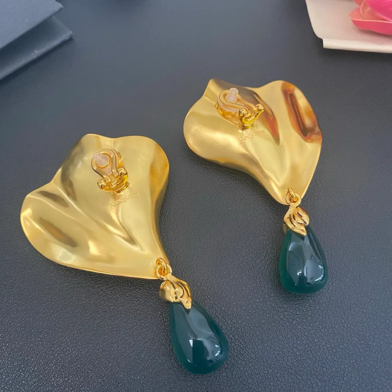 Saint Laurent Boucles d'oreilles sculpturales en ton doré avec pierre verte 4
