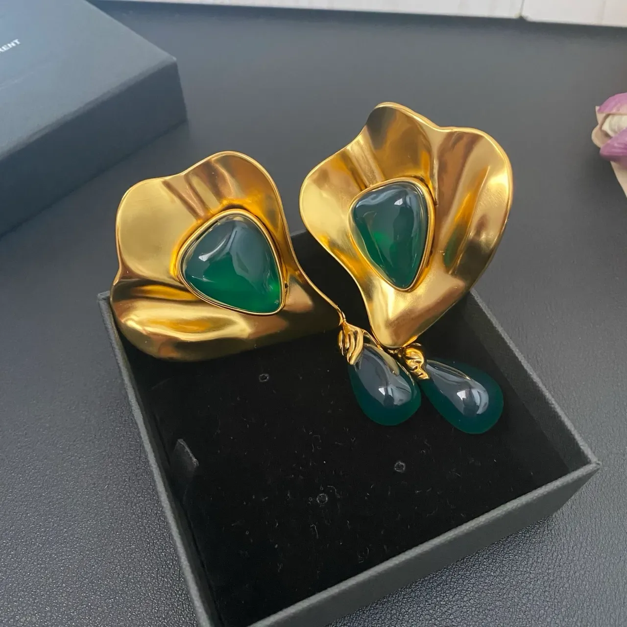 Saint Laurent Boucles d'oreilles sculpturales en ton doré avec pierre verte 6