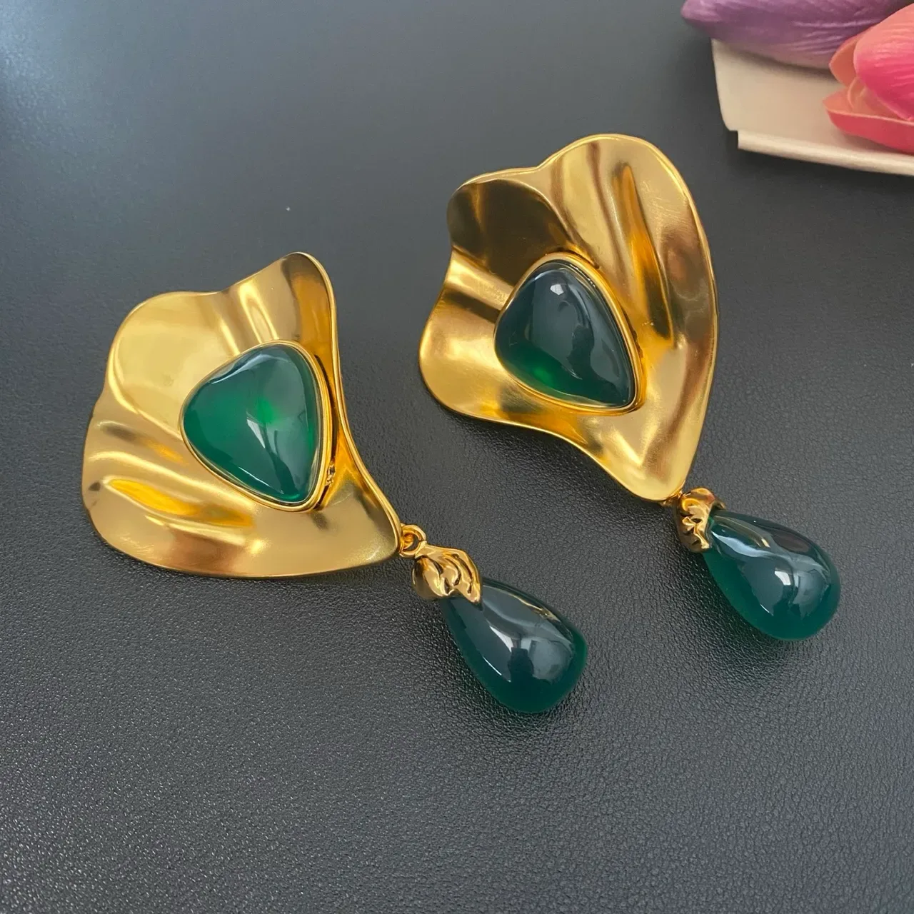 Saint Laurent Boucles d'oreilles sculpturales en ton doré avec pierre verte 7