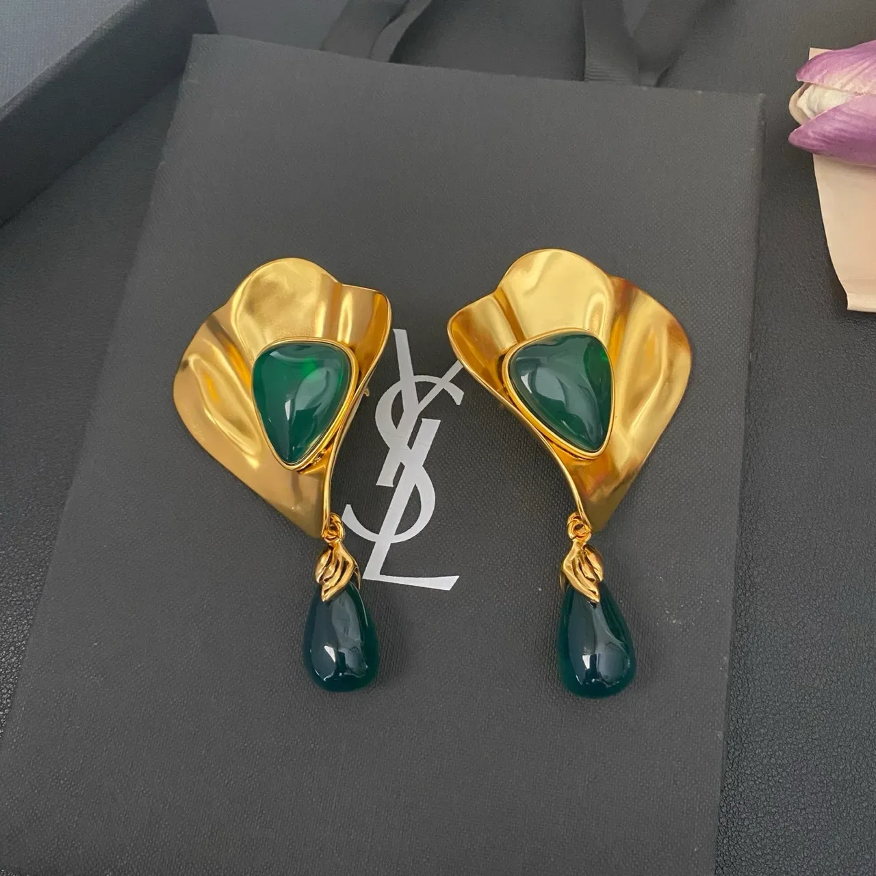 Saint Laurent Boucles d'oreilles sculpturales en ton doré avec pierre verte 8