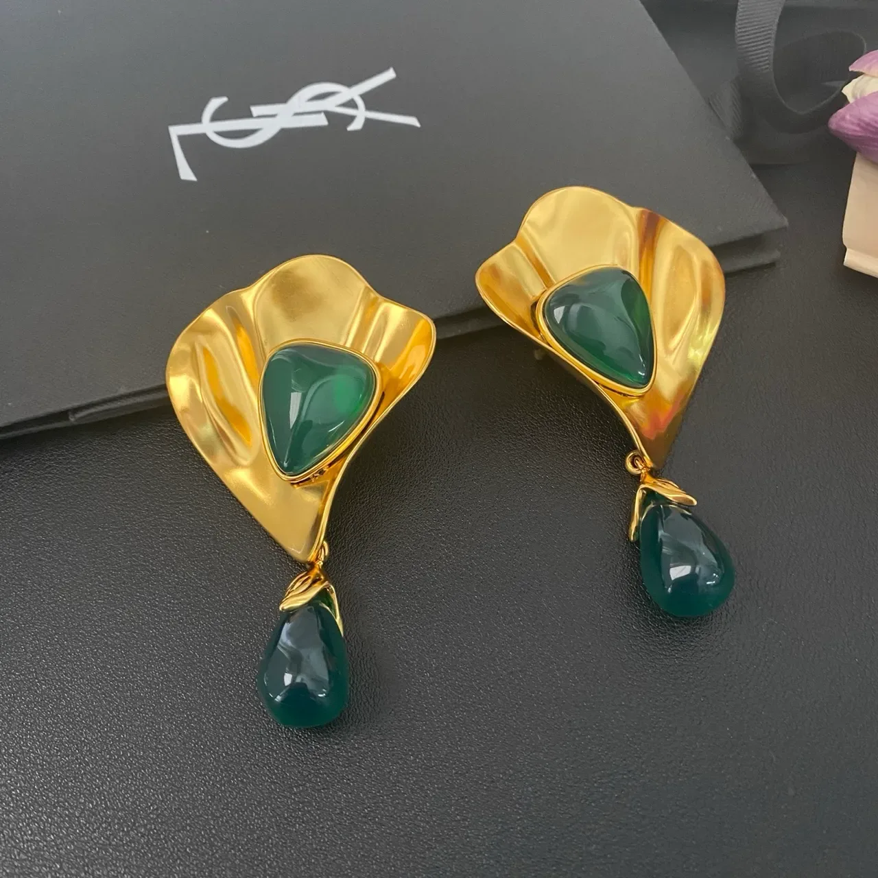Saint Laurent Boucles d'oreilles sculpturales en ton doré avec pierre verte 9
