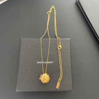 قلادة تعليقة صدفة Saint Laurent بلون ذهبي
