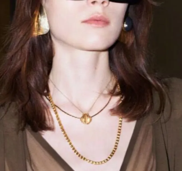 قلادة تعليقة صدفة Saint Laurent بلون ذهبي 2