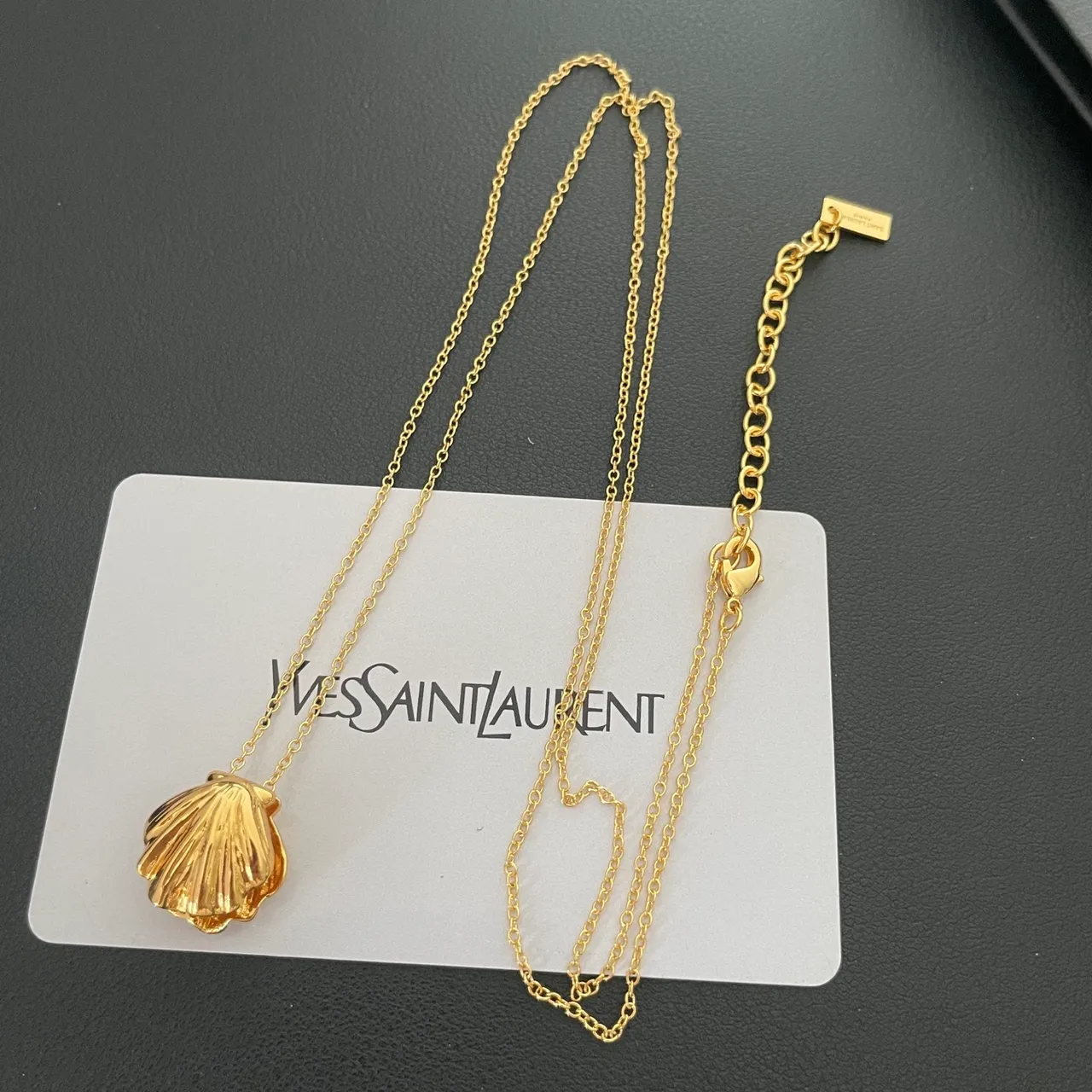 قلادة تعليقة صدفة Saint Laurent بلون ذهبي 9