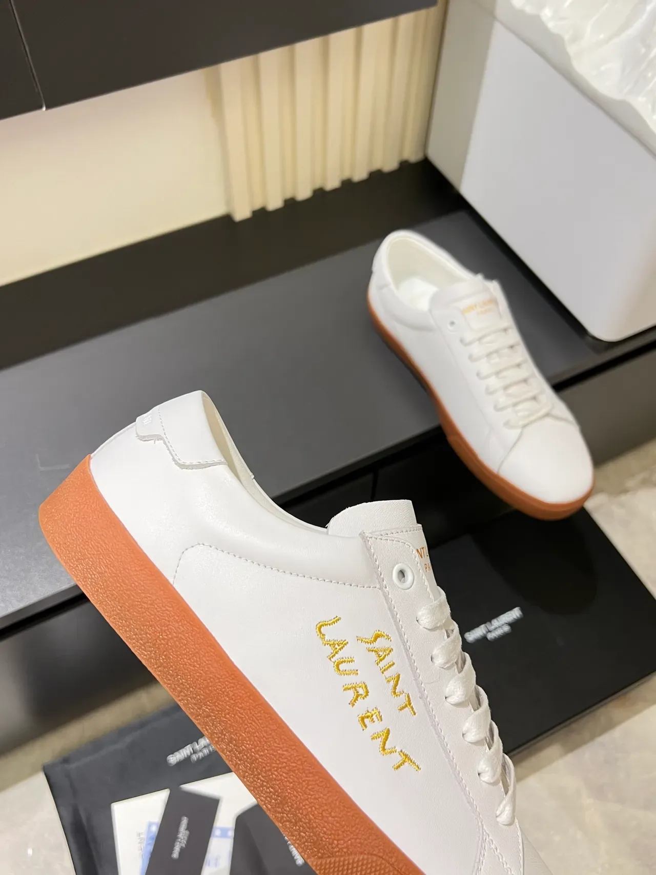 Saint Laurent Blanc Brun Cuir Doré Brodé Logotype Style de Vie Sneakers 3