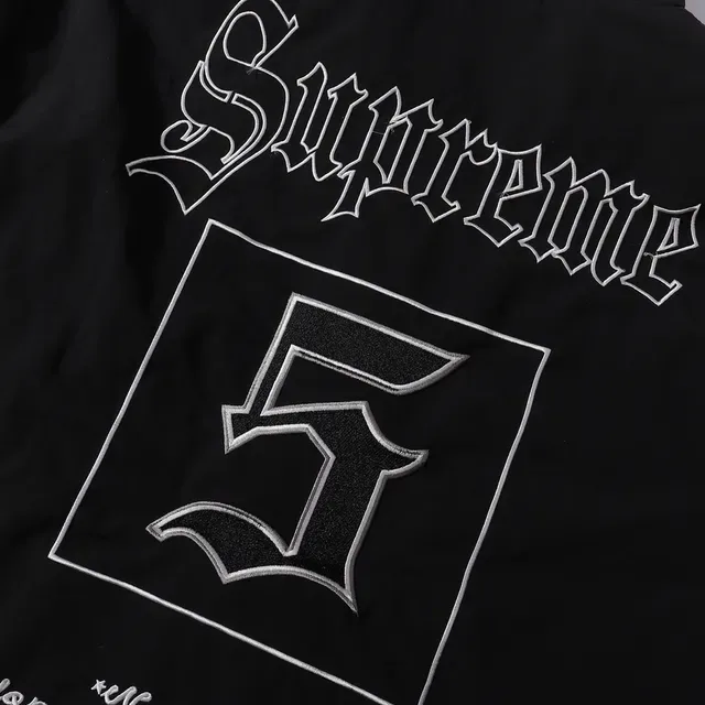 Supreme Windbreaker com Logo Gótico e Colorblock 7