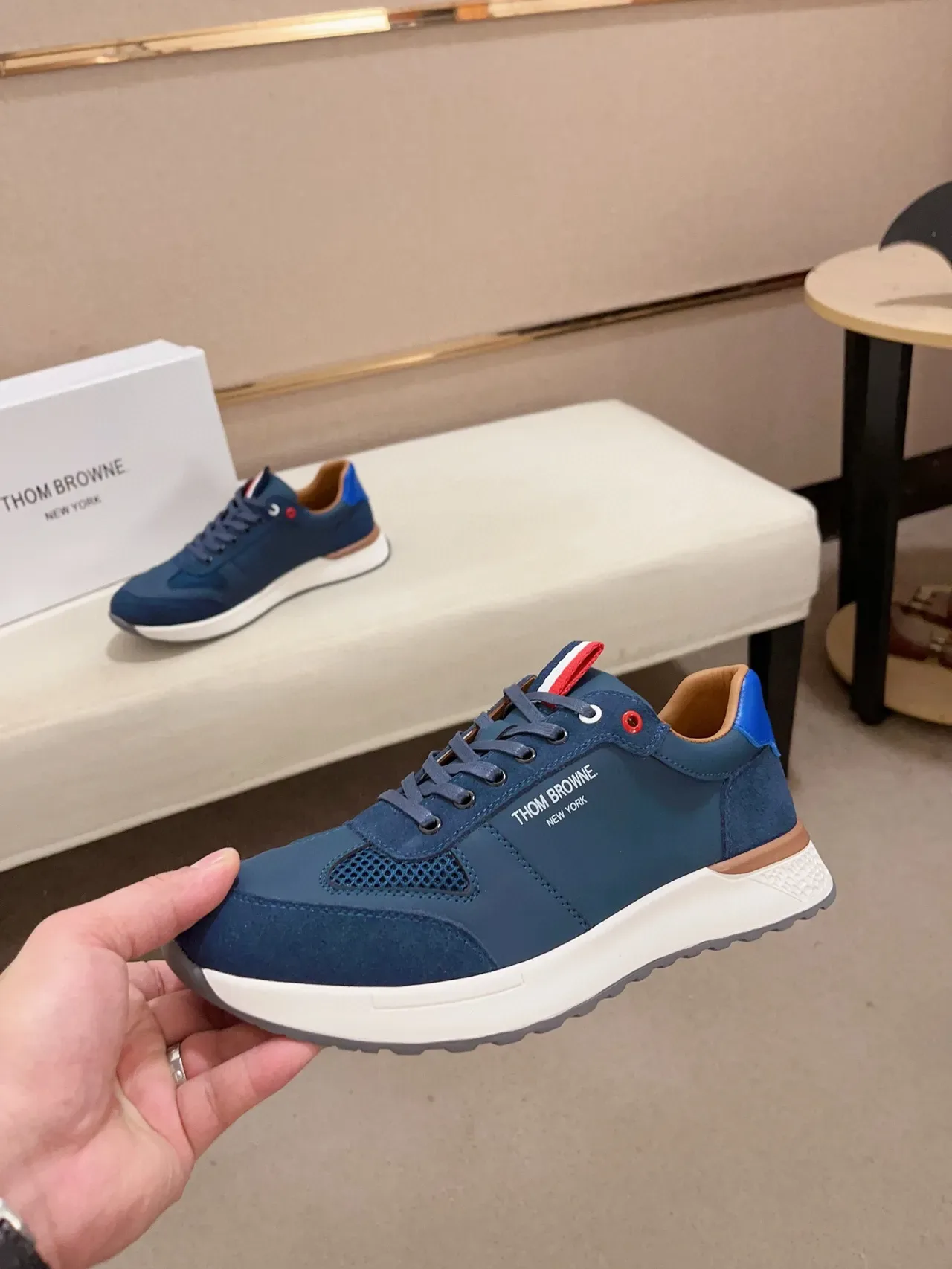 Thom Browne Sneakers Lifestyle en Daim et Maille Bleu Marine 4