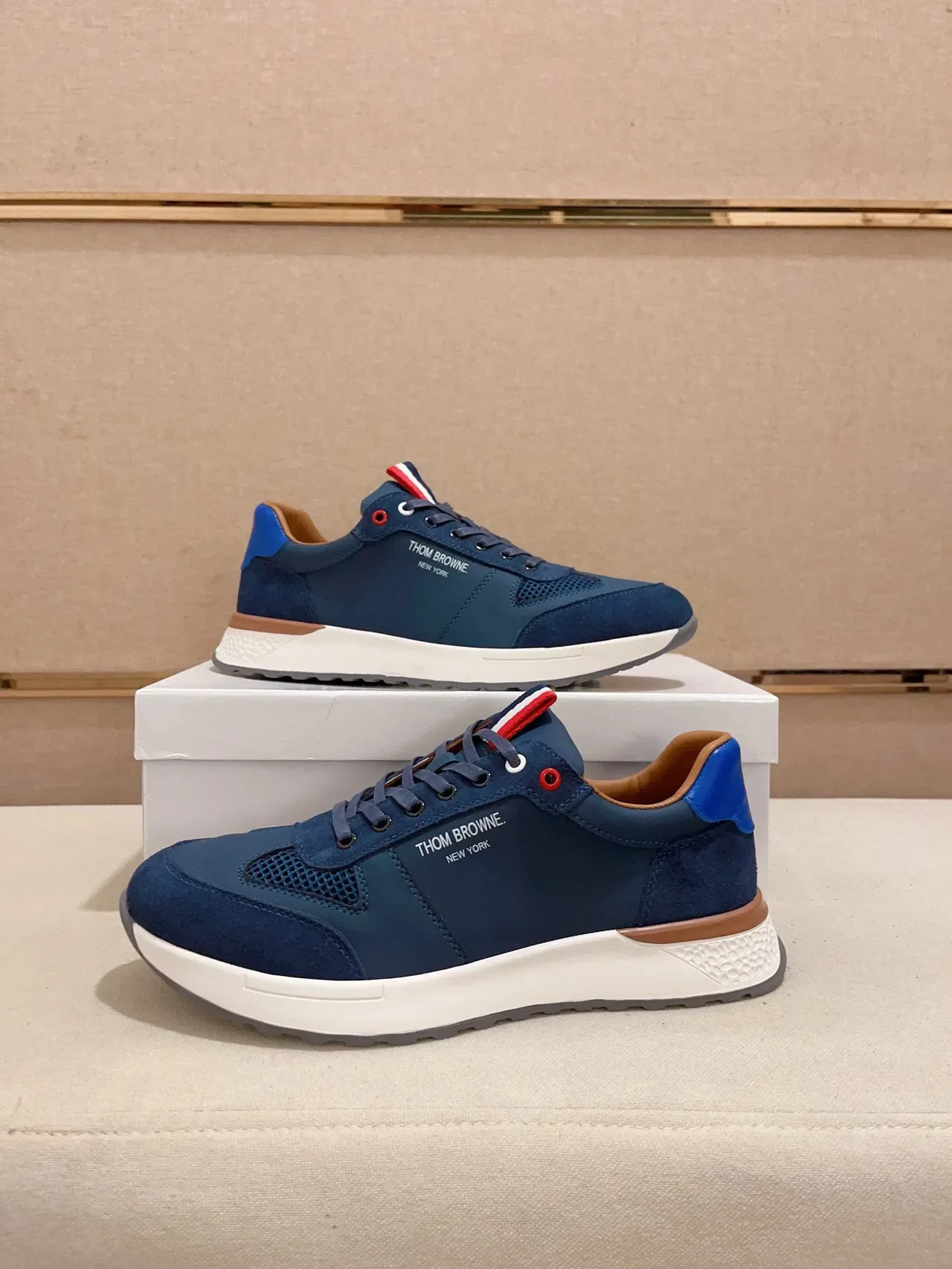 Thom Browne Sneakers Lifestyle en Daim et Maille Bleu Marine 8