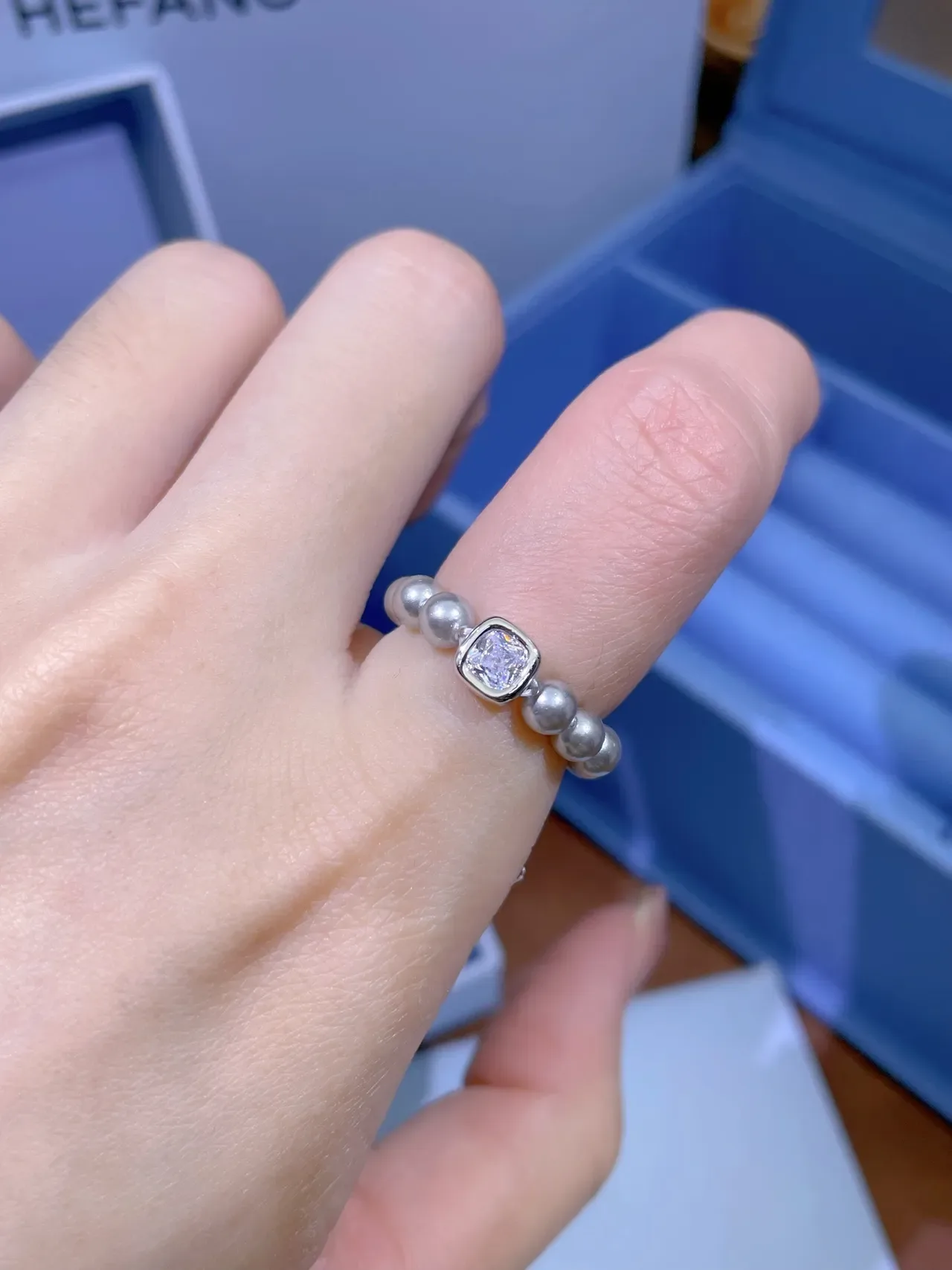 Tiffany & Co. Bague en perle grise et pierre à coupe coussin 4