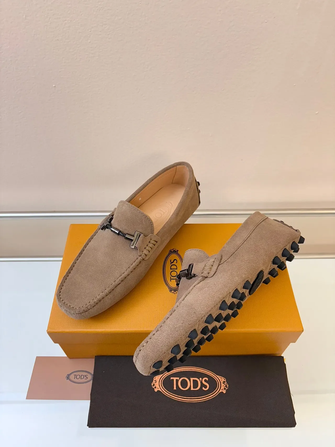 Mocassins Tod's Gommino de camurça cor tan com sola de tachas de cavalo 2