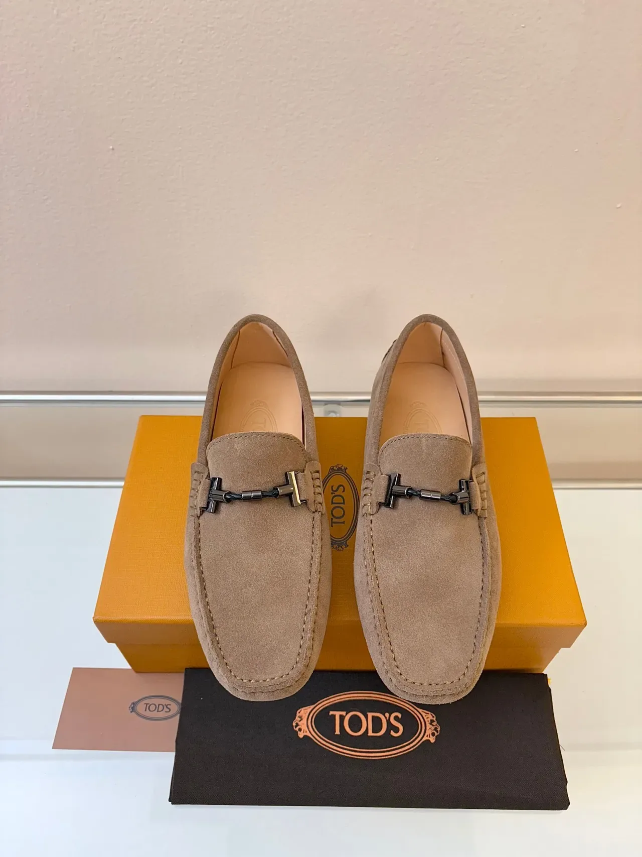 Mocassins Tod's Gommino de camurça cor tan com sola de tachas de cavalo 6