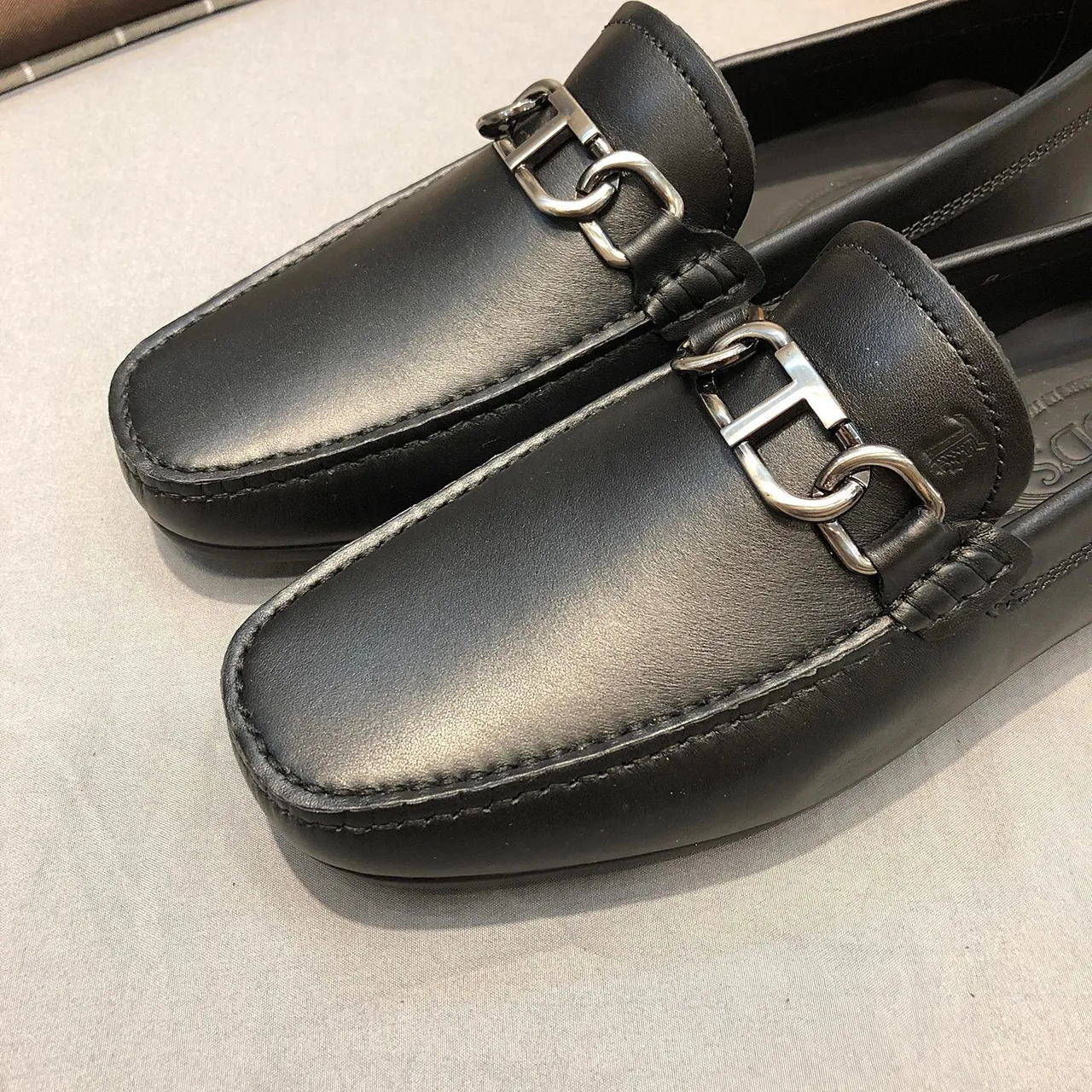 Tod's Horsebit Loafer Mocassins de Couro Preto 5