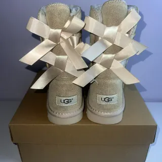 UGG Beige Oro Ante Superior Forrada de Cordero Botas de Nieve
