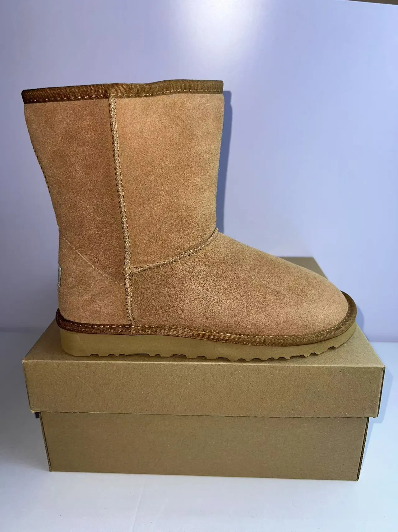 UGG 米色麂皮上部折叠领雪靴 3