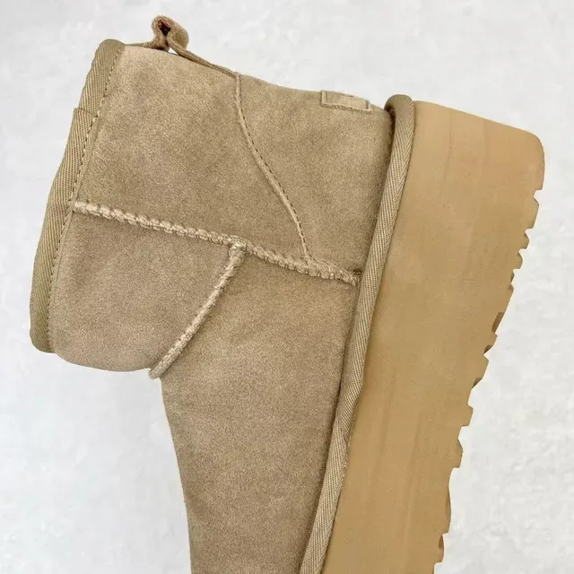 UGG حذاء ثلجي بيج سويد منصة 7